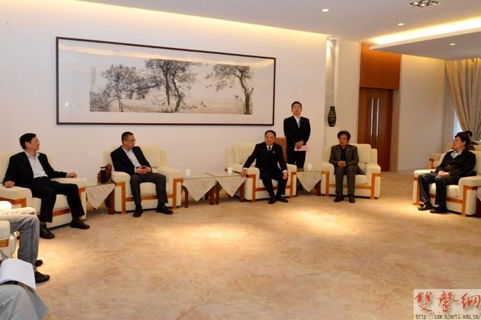 ����Ӣ�����Ԯ����ѵѧԱ��У�ιۿ���