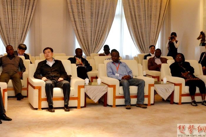 ����Ӣ�����Ԯ����ѵѧԱ��У�ιۿ���