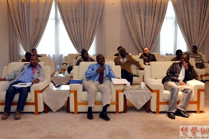 ����Ӣ�����Ԯ����ѵѧԱ��У�ιۿ���