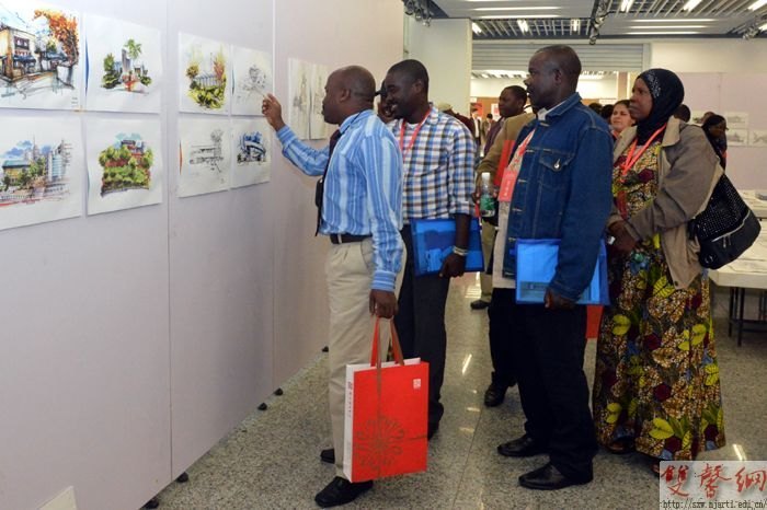 ����Ӣ�����Ԯ����ѵѧԱ��У�ιۿ���