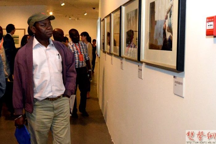 ����Ӣ�����Ԯ����ѵѧԱ��У�ιۿ���