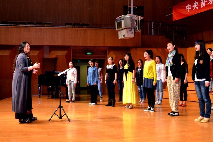 ����Ӣ�����Ԯ����ѵѧԱ��У�ιۿ���