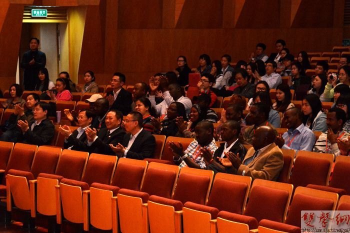 ����Ӣ�����Ԯ����ѵѧԱ��У�ιۿ���