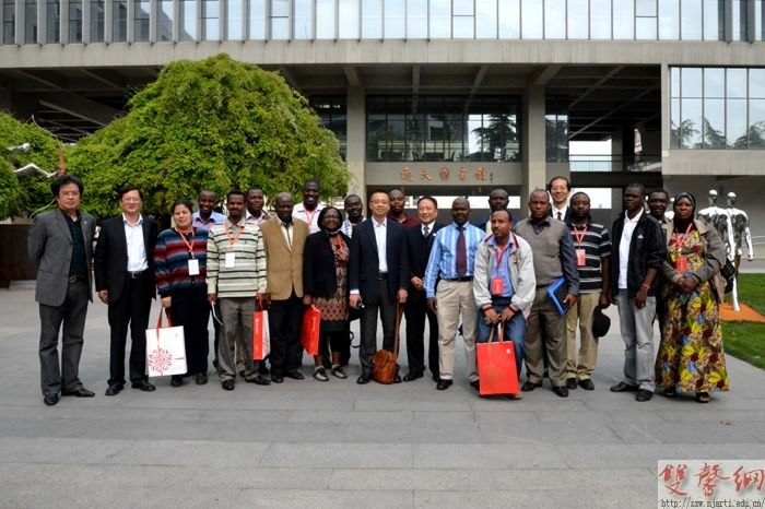 ����Ӣ�����Ԯ����ѵѧԱ��У�ιۿ���