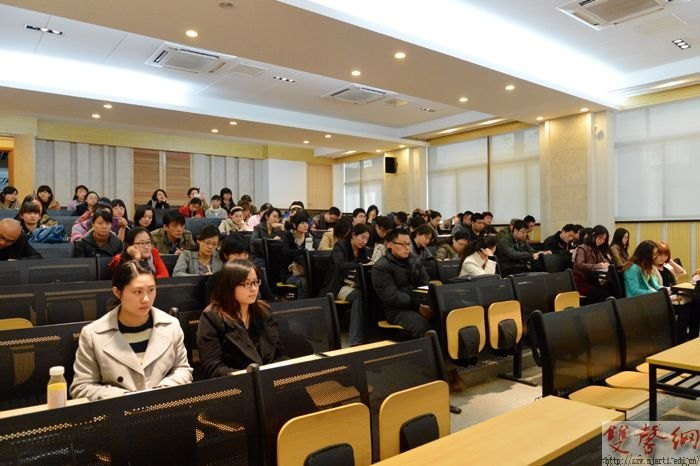 党委书记米如群为第四期党训班学员上党课