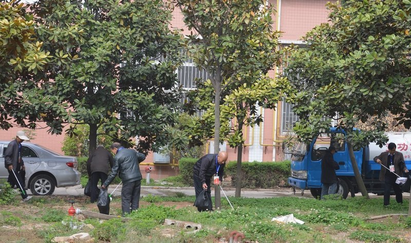 许昌学院离退休老同志精神文明建设督导团成员助力净化美化校园