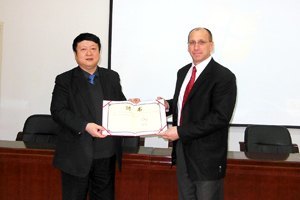 Dr.Stephen Pessiki学术报告会暨济南大学客座教授聘任仪式举行