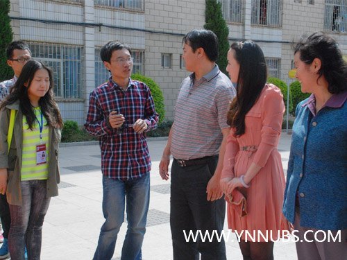 传递温暖,情系雅安--云南师范大学商学院新闻中心举行雅安地震捐赠仪式