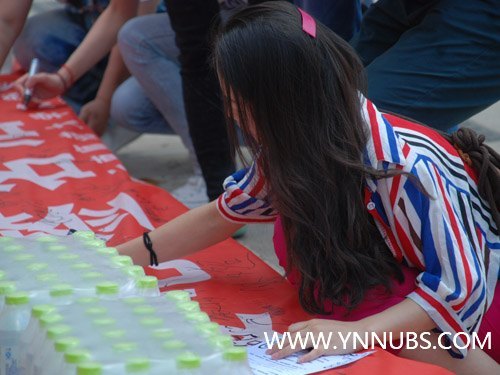 传递温暖,情系雅安--云南师范大学商学院新闻中心举行雅安地震捐赠仪式