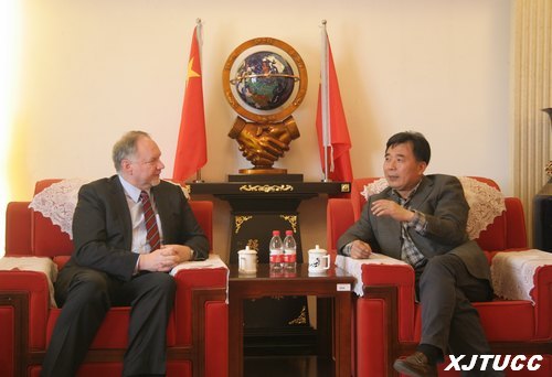 加拿大纽芬兰纪念大学商学院院长Wilfred Zerbe教授一行来访西安交通大学城市学院