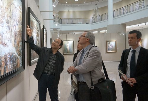 徐浩艇举办油画展 作品以西部风情为主要题材