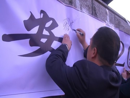 经济管理学院开展为雅安祈福活动经济管理学院开展为雅安祈福活动