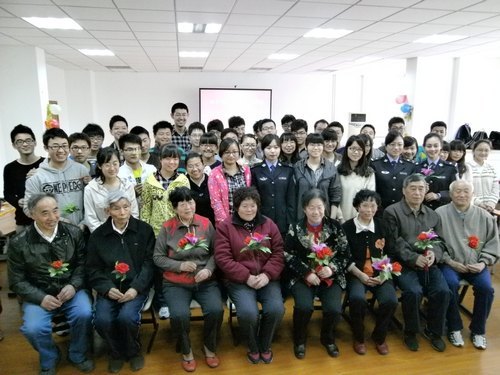 电气工程学院与社区劳模、党员共庆“五一”