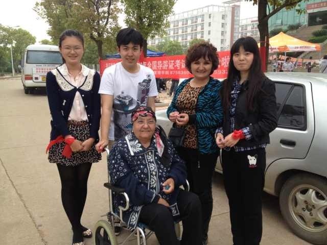 公益文化月开展“微笑传递”活动