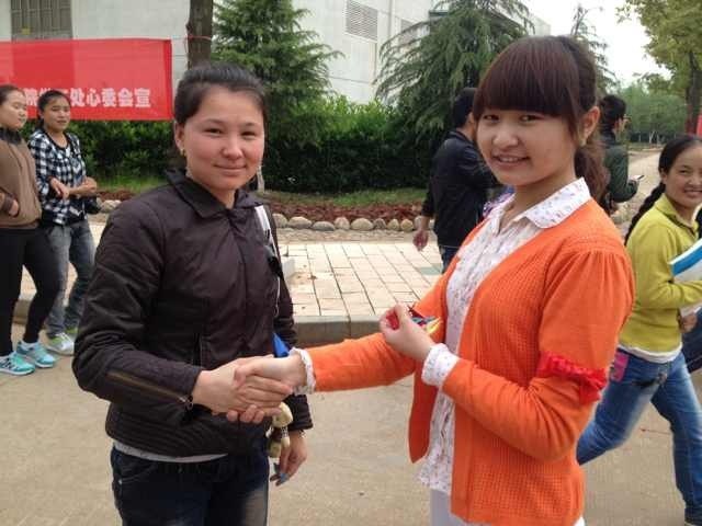 公益文化月开展“微笑传递”活动