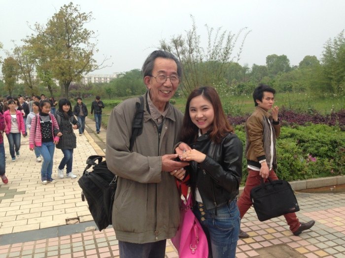 公益文化月开展“微笑传递”活动