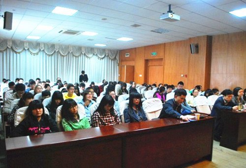 校领导为经政学院师生作专题报告