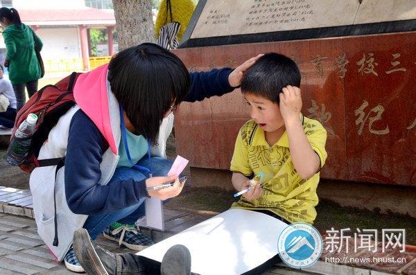 红十字学生志愿者联盟为特殊学校送关爱