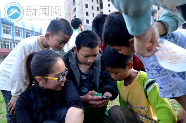 红十字学生志愿者联盟为特殊学校送关爱