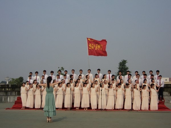 紧跟党的步伐 唱响时代赞歌——皖西学院“五?四”大合唱比赛暨团内表彰大会隆重举行