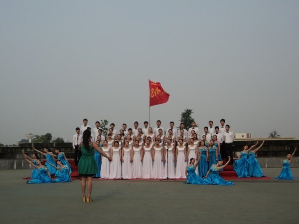 紧跟党的步伐 唱响时代赞歌——皖西学院“五?四”大合唱比赛暨团内表彰大会隆重举行