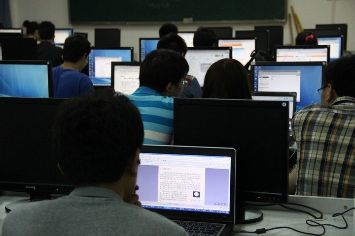 ������ҵ��ѧ��Ӳμӵ����컪�е�����ѧ����ѧ��ģ������