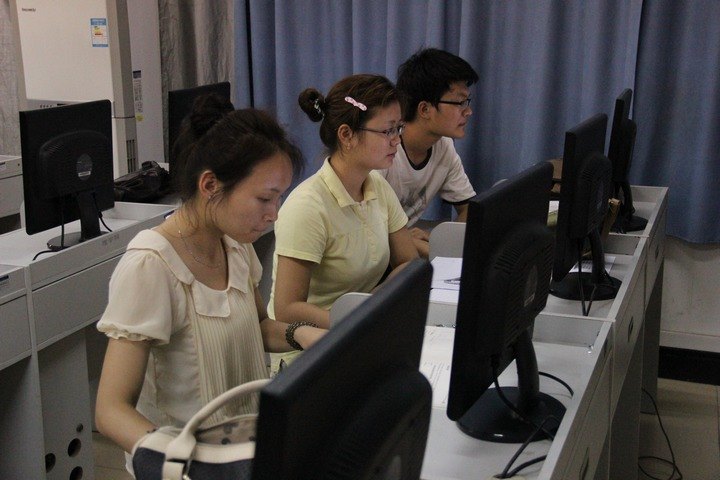 ������ҵ��ѧ��Ӳμӵ����컪�е�����ѧ����ѧ��ģ������