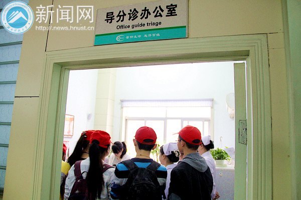 商学院志愿者前往市中心医院爱心导诊