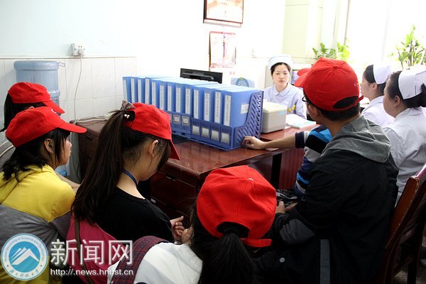 商学院志愿者前往市中心医院爱心导诊