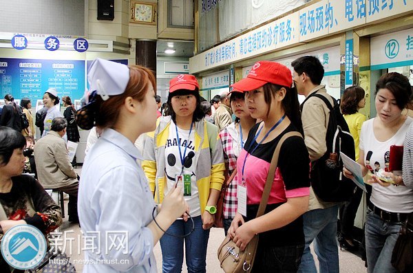 商学院志愿者前往市中心医院爱心导诊