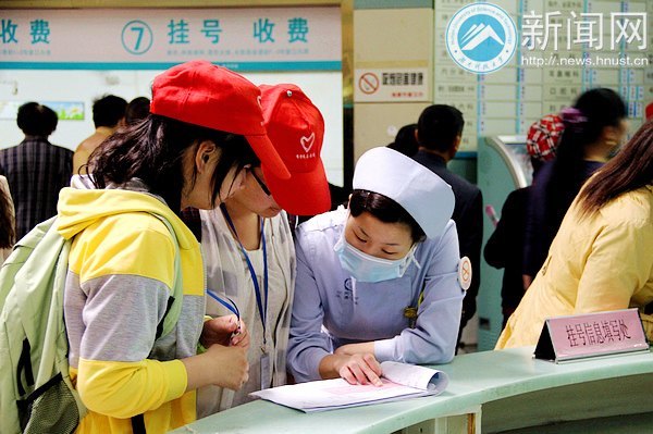 商学院志愿者前往市中心医院爱心导诊