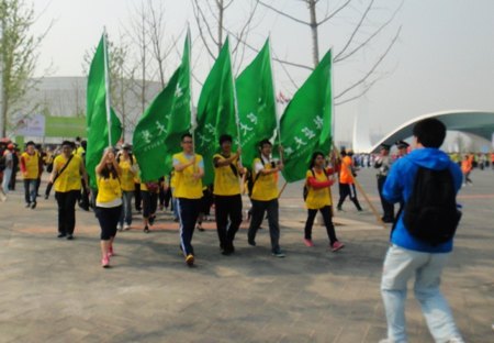 百余名学生参加国际长走大会园博专场