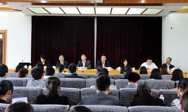 服务社会,锻炼成长——黄山学院举行大学生社会实践岗前培训班和派遣见面会