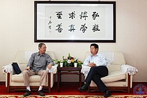 奚广庆教授来济南大学指导学生科技创新工作