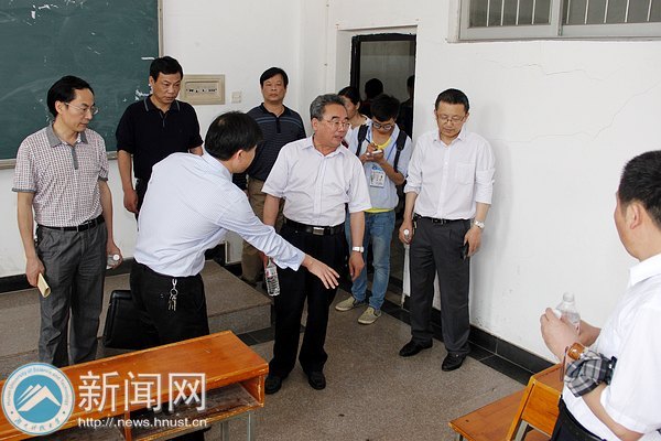 “教学礼拜”巡查小组走进教学楼排查问题