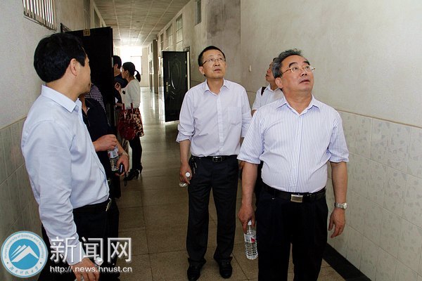 “教学礼拜”巡查小组走进教学楼排查问题