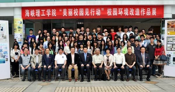 马国防书记参观海峡理工学院作品展