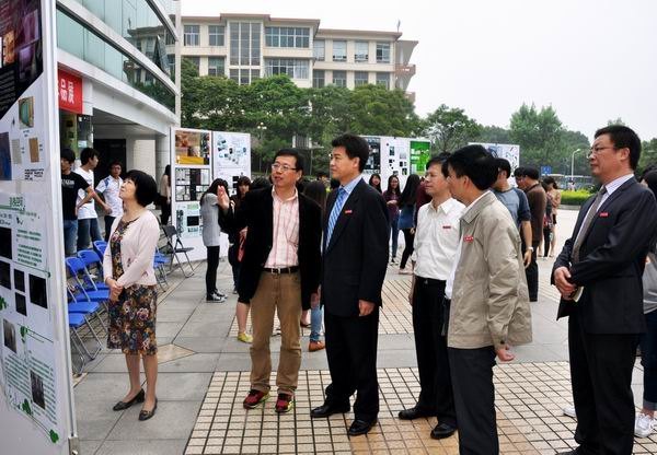 马国防书记参观海峡理工学院作品展