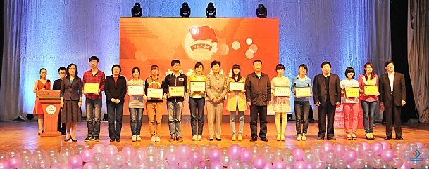 ���ϴ�ѧ���С��й��� �ഺ�Ρ�2013�����İ佱����