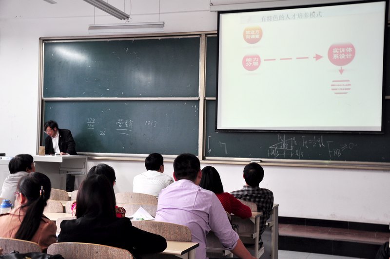 经济管理学院举行2013级本科培养方案论证会