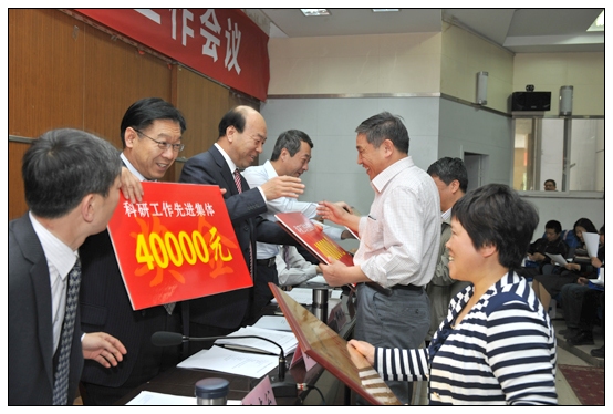 晋中学院在图书馆召开第一届科研工作会议