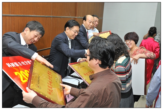 晋中学院在图书馆召开第一届科研工作会议