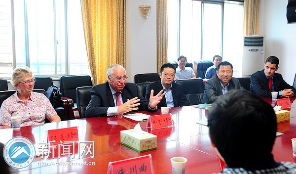 荷兰沃雷文公司全球总裁Walraven一行来湖南科技大学签署合作协议