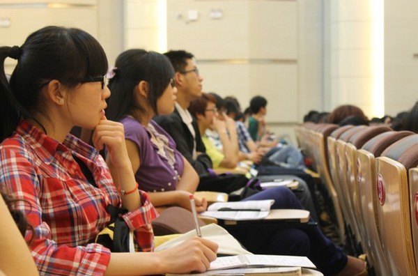 学校举办“心理危机学生的识别与救助”专题讲座