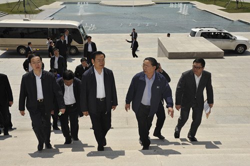 吉林省委书记王儒林在市领导高广滨、姜治莹的陪同下来长春建筑学院视察