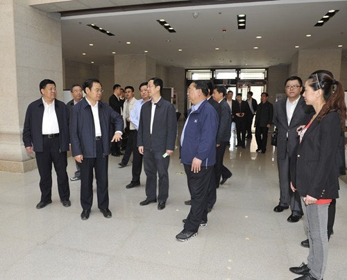 吉林省委书记王儒林在市领导高广滨、姜治莹的陪同下来长春建筑学院视察