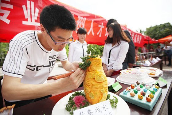 У�쵼��ϯ����ѧԺӦ�����˲�����ʵ����ѧ�ɹ�չ