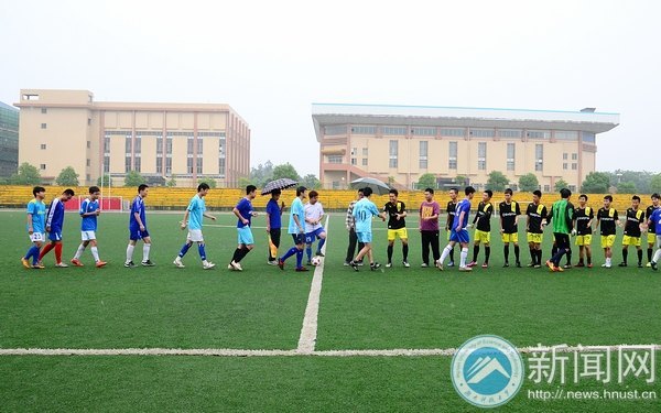 风雨绿茵 双雄争霸:湖南科技大学捧回“湘大杯”足球赛亚军