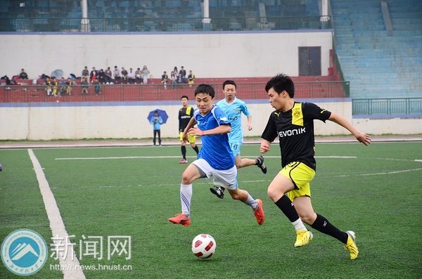风雨绿茵 双雄争霸:湖南科技大学捧回“湘大杯”足球赛亚军