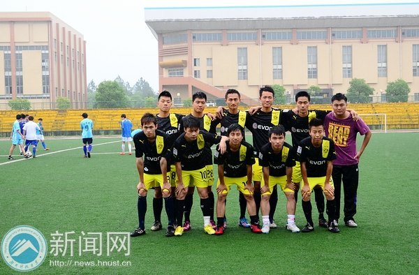 风雨绿茵 双雄争霸:湖南科技大学捧回“湘大杯”足球赛亚军
